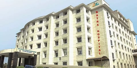 டெல்லி: ஆக்சிஜன் பற்றாக்குறையால் மருத்துவர் உட்பட 8 பேர் உயிரிழப்பு