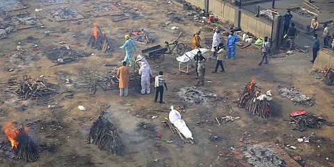 இந்தியாவில் கொரோனா பேரலை: ஏப்ரலில் நிமிடத்துக்கு ஓர் இந்தியர் உயிரிழப்பு - பாடம்தான் என்ன?