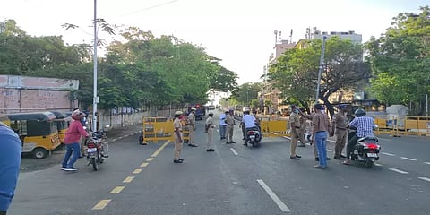 வாக்கு எண்ணிக்கை மற்றும் ஊரடங்கையொட்டி தமிழகம் முழுவதும் 1 லட்சம் போலீசார் குவிப்பு