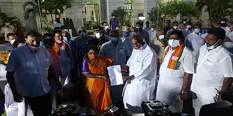 புதுவை: பாஜக எம்.எல்.ஏக்கள் ஆதரவு - ஆளுநரிடம் ஆட்சியமைக்க உரிமை கோரினார் ரங்கசாமி