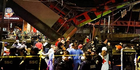 மெக்ஸிகோ: ஓடுதளம் உடைந்து சாலையில் விழுந்த மெட்ரோ ரயில் - 13 பேர் உயிரிழப்பு