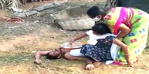 ஆந்திரா: கொரோனாவால் குடும்பத்தினர் கண்ணெதிரே துடிதுடித்து மரணமடைந்த கூலித் தொழிலாளி