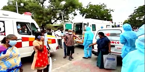 சேலம்: நிரம்பி வழியும் அரசு மருத்துவமனை - ஆம்புலன்ஸில் சிகிச்சை அளிக்கும் அவலம்