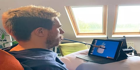 “முடக்குவாதம் என்னை முடக்கி விடாது” - வாயால் பெயிண்ட் டிஜிட்டல் ஓவியம் வரையும் ஓவியர்