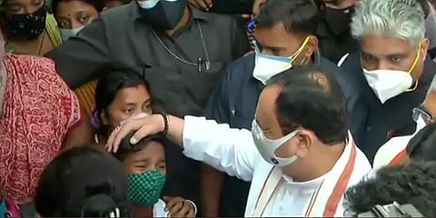 மேற்கு வங்க வன்முறை; உயிரிழந்த பாஜக தொண்டர்களின் குடும்பத்தை நேரில் சந்தித்த ஜே.பி நட்டா!