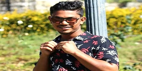 ஆற்றில் தத்தளித்த பெண்ணை காப்பாற்றிய 12 ஆம் வகுப்பு மாணவன் நீரில் மூழ்கி உயிரிழப்பு