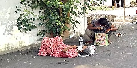 கோவை: சாலையில் கிடத்தப்படும் கொரோனா நோயாளிகள் - இ.எஸ்.ஐ மருத்துவமனையில் அவலம்