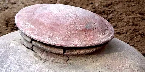 கீழடியில் முழு மண் பானை மூடியுடன் கண்டெடுப்பு: ஆய்வாளர்கள் ஆச்சர்யம்