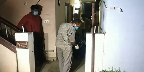 ஈரோடு: வீட்டில் தனியாக இருந்த மூதாட்டி படுகொலை - நகைகள் திருட்டு