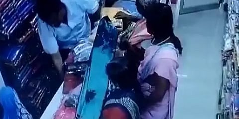 தென்காசி: ஜவுளிக்கடையில் தொடர் திருட்டில் ஈடுபட்டு வந்த 5 பெண்கள் கைது