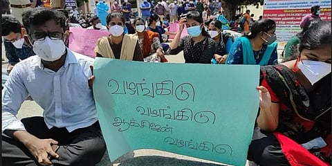 செங்கல்பட்டு: ஆக்சிஜன் பற்றாக்குறையால் 13 பேர் உயிரிழப்பு - அரசு மருத்துவர்கள் போராட்டம்!