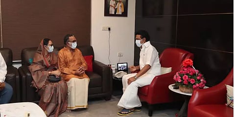 திமுக தலைவர் மு.க ஸ்டாலினை குடும்பத்தினருடன் சந்தித்து வாழ்த்து தெரிவித்த நடிகர் நாசர்!