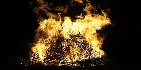 ராஜஸ்தான்: கொரோனா பாதிப்பால் தந்தை மரணம் - தகனத்தின் போது நெருப்பில் விழுந்த மகள்