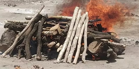 கொரோனாவால் இறந்து 6 நாட்களாக பிணவறையில் கிடந்த மூதாட்டிக்கு இறுதிச்சடங்கு செய்த இஸ்லாமியர்