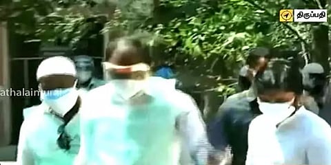 ஆந்திரா: அனாதரவாக விடப்பட்ட 21 சடலங்களுக்கு இறுதி சடங்கை செய்த ஆந்திர எம்எல்ஏ