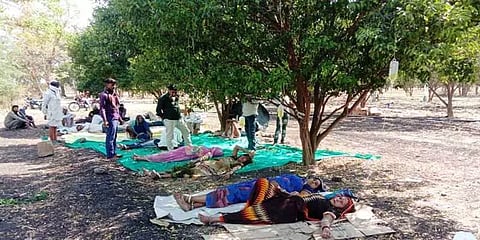 மரத்தடி நிழலில் சிகிச்சை பெற்று வரும் கொரோனா நோயாளிகள் - மத்தியபிரதேசத்தில் அதிர்ச்சி!