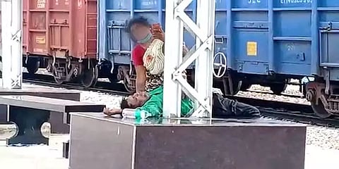 உதவ யாரும் முன்வராததால் மனைவியின் மடியில் துடிதுடித்து உயிரிழந்த கணவர் - ஆந்திராவில் சோகம்