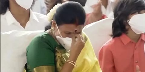 மு.க.ஸ்டாலின் முதல்வராக பதவியேற்றதை கண்டு துர்கா ஸ்டாலின் ஆனந்த கண்ணீர்!