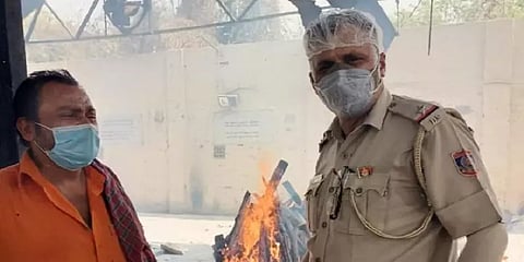 மகளின் திருமணத்தை ஒத்திவைத்துவிட்டு, மயானத்தில் பணிபுரியும் டெல்லி காவல் அதிகாரி!