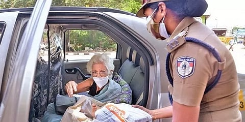 'அவருக்கு பெரிய மனசு...' - கேரளாவில் கொரோனா பணி போலீசாருக்கு உணவு விநியோகிக்கும் பாட்டி!