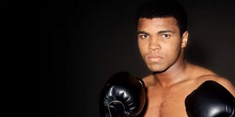 நிறவெறியை கண்டித்து ஒலிம்பிக் பதக்கத்தை ஆற்றில் வீசியெறிந்த முஹமது அலி