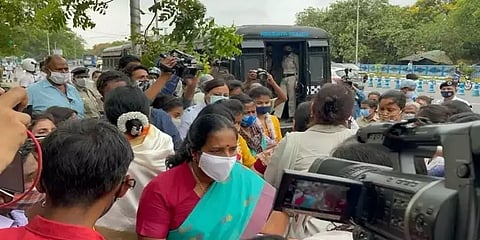பாஜக மீதான தாக்குதலைக் கண்டித்துப் போராட்டம்: கொல்கத்தாவில் வானதி சீனிவாசன் கைது