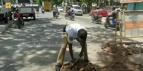 சாக்கடை உடைப்பை சரி செய்ய களத்தில் இறங்கிய போக்குவரத்து காவலர் - குவியும் பாராட்டு