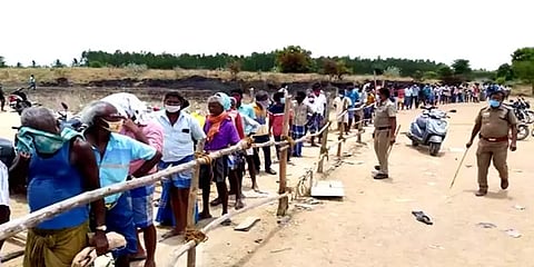 தமிழகம் முழுவதும் டாஸ்மாக் கடையில் நீண்ட வரிசை; காத்திருந்து வாங்கிச் சென்ற மதுகுடிப்போர்