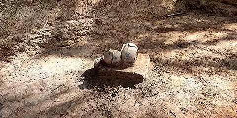 கீழடி 7ஆம் கட்ட அகழாய்வு: ஒன்றோறொன்று ஒட்டிய நிலையில் மட்கலன்கள் கண்டெடுப்பு!