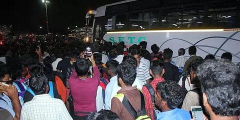 பொதுமுடக்க அறிவிப்பால் சொந்த ஊர் திரும்பும் மக்கள்!