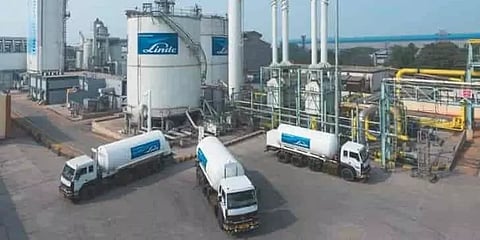 ஸ்ரீபெரும்புதூர்: ஆக்சிஜன் உற்பத்தி தொழிற்சாலைக்கு துப்பாக்கி ஏந்திய போலீஸ் பாதுகாப்பு