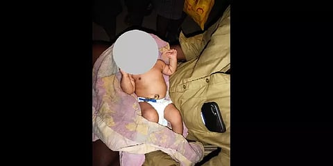 விழுப்புரம்: சாலையோரத்தில் கிடந்த பெண் குழந்தை மீட்பு