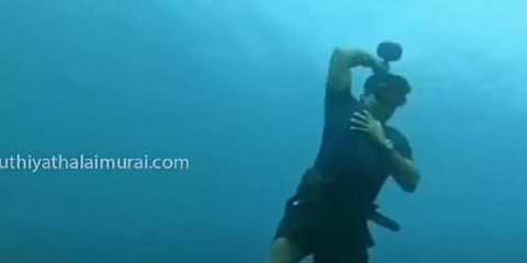 கொரோனாவை எதிர்கொள்ள எதிர்ப்பு சக்தி அவசியம் - கடலில் 50 அடி ஆழத்தில் உடற்பயிற்சி