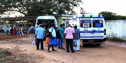 கடலூரில் அதிகரித்துவரும் நோயாளிகள்: 108 ஆம்புலன்ஸில் கூட்டமாக ஏற்றிவரும் அவலம்