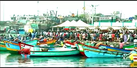 கொரோனா பொது முடக்கம்: மீன் வாங்க காசிமேடு துறைமுகத்தில் குவிந்த மக்கள்