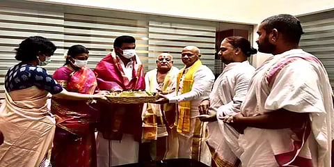 தமிழக முதல்வர் முக.ஸ்டாலினுக்கு பிரசாதம் வழங்கி ஆசீர்வதித்த திருப்பதி தேவஸ்தானம்