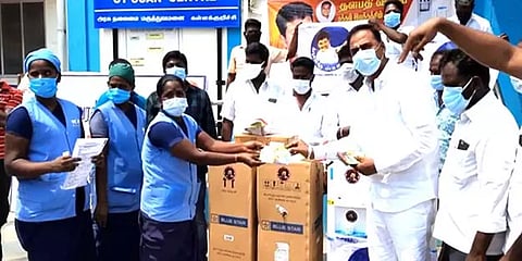 அரசு மருத்துவமனைக்கு மருத்துவ உபகரணங்களை வழங்கிய விஜய் மக்கள் மன்றத்தினர்