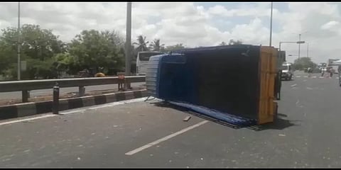 விழுப்புரம்: உயிர்காக்கும் ஆக்சிஜன் சிலிண்டர் ஏற்றி சென்ற மினி வேன் கவிழ்ந்து விபத்து