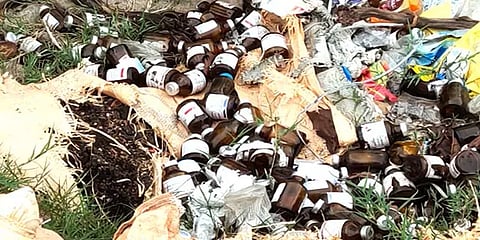 தென்காசி: சாலை ஓரங்களில் கொட்டப்படும் மருத்துவக் கழிவுகளால் சுகாதாரக்கேடு ஏற்படும் அபாயம்