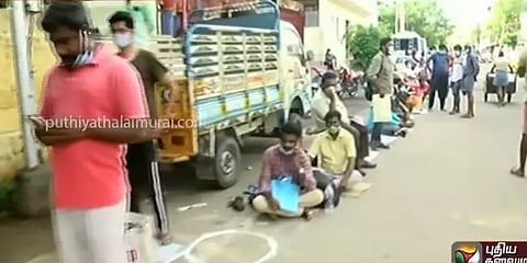 திருச்சி: ரெம்டெசிவர் மருந்துக்காக இரவு முழுவதும் காத்திருந்த மக்கள்