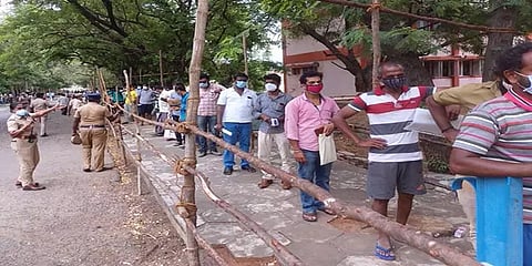 ரெம்டெசிவிர் மருந்து வாங்க நீண்ட வரிசையில் காத்திருந்து ஏமாற்றத்துடன் சென்ற மக்கள்