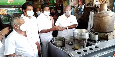 டீ போட்டுக் கொடுத்து பணிகளை தொடங்கிய சிறுபான்மை துறை அமைச்சர் மஸ்தான்