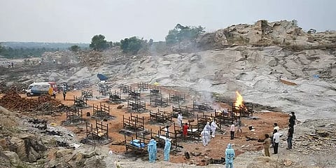 தகன மேடைகள் ஆன கிரானைட் குவாரிகள்... - இது பெங்களூரு கொரோனா சோகம்!