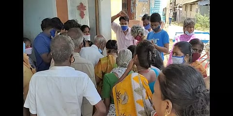 அரியலூர்: சமூக இடைவெளி இல்லாமல் ரேஷன் அட்டைதாரர்களுக்கு டோக்கன் விநியோகம்!