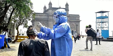 குறைந்த கொரோனா பாதிப்பு... 'மும்பை மாடல்' வெற்றி சாத்தியமானது எப்படி? - ஓர் அலசல்