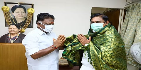 ஓ.பன்னீர்செல்வத்தை சந்தித்து வாழ்த்து பெற்றார் எடப்பாடி பழனிசாமி!