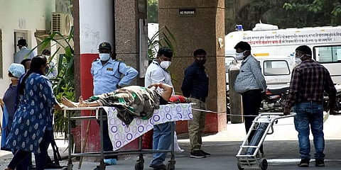 திருப்பதியில் ஆக்சிஜன் கிடைக்காமல் 11 பேர் உயிரிழப்பு: மனதை பதறவைக்கும் சம்பவம்