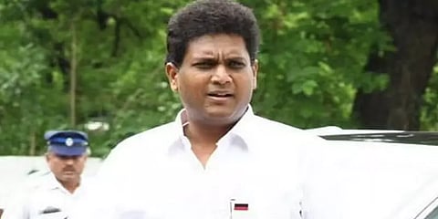 பேரவைக்குள் செல்போனில் பேச்சு - மீண்டும் சர்ச்சையில் மன்னார்குடி எம்.எல்.ஏ டி.ஆர்.பி ராஜா