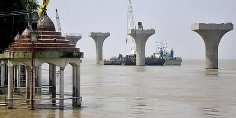 கங்கை நதியில் நூற்றுக்கணக்கான சடலங்கள்... கொரோனாவுக்கு பலியானவர்களா? - மக்கள் பீதி