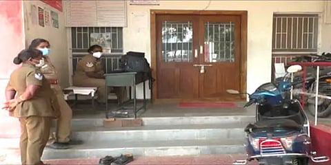 செங்கல்பட்டு: 6 மணிநேரம் பூட்டப்பட்ட அனைத்து மகளிர் காவல் நிலையம் - காத்திருந்த காவலர்கள்